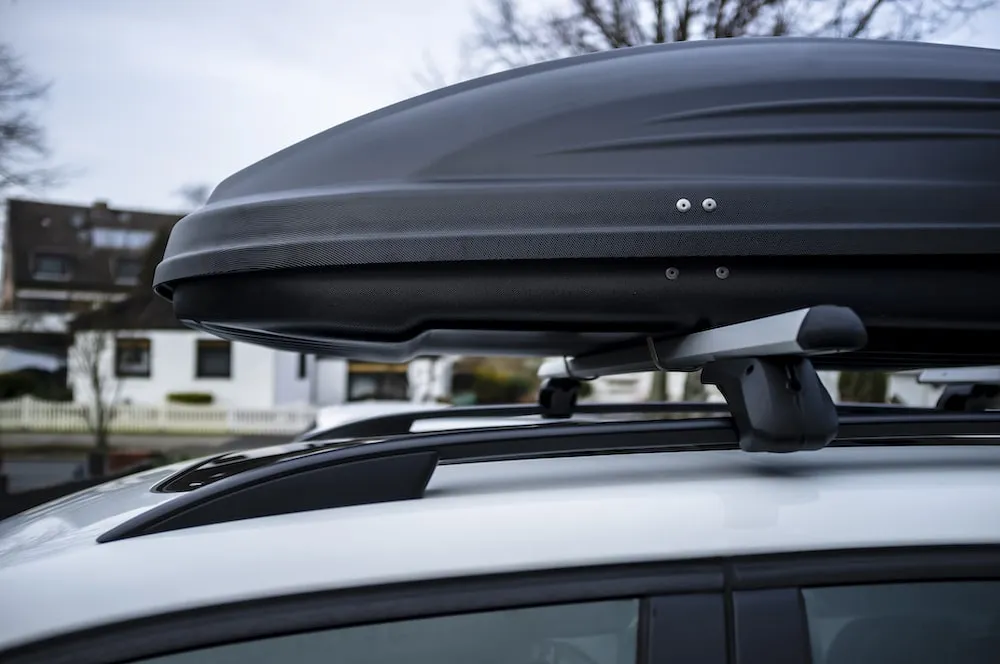 Montierte Miet-Dachbox auf einem Auto vor der Urlaubsfahrt
